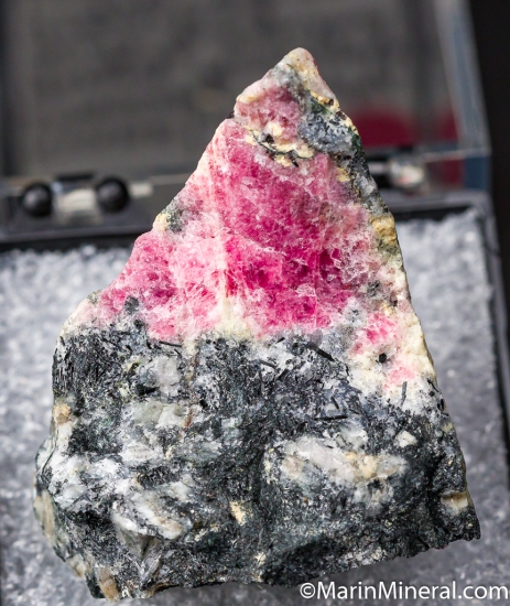 Tugtupite from Kvanefjeld, Ilimaussaq, Greenland [db_pics/pics/CT437a.jpg]