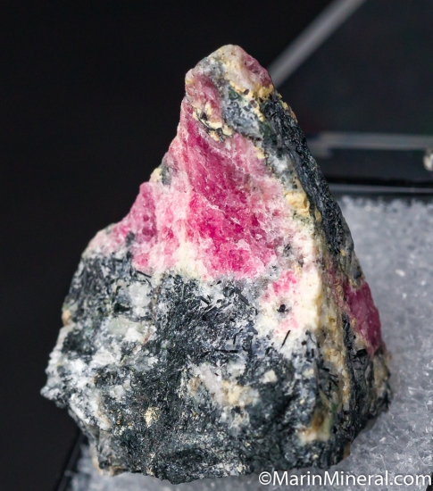 Tugtupite from Kvanefjeld, Ilimaussaq, Greenland [db_pics/pics/CT437b.jpg]