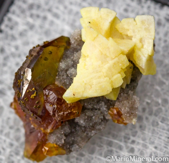 Smithsonite on Dolomite, Chalcoprite on Sphalerite from Philidelphia Mine, Rush Creek Mining District, Marion Co., Arkansas, USA [db_pics/pics/D464d.jpg]