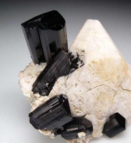 Schorl on Feldspar from Fano Mine, Little Cahuilla Mountain, Riverside Co., California, USA [db_pics/pics/LL253b.jpg]