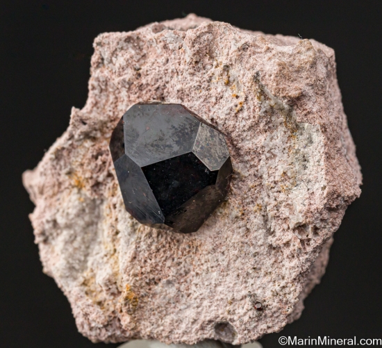 Almandine from Garnet Hill, Ely, White Pine Co., Nevada, USA [db_pics/pics/LL541b.jpg]