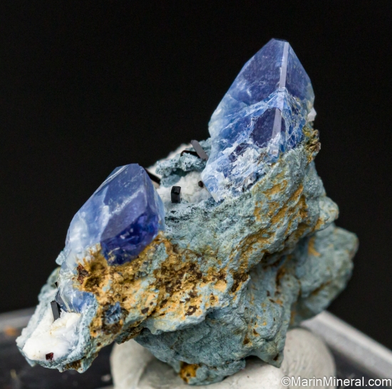 Benitoite with Neptunite from Gem Mine, San Benito Co., California, USA [db_pics/pics/LL565b.jpg]