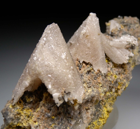 Cerussite coated by Anglesite with Pyromorphite from Blackwoods Open Cut, Broken Hill, NSW, Australia [db_pics/pics/LL586g.jpg]