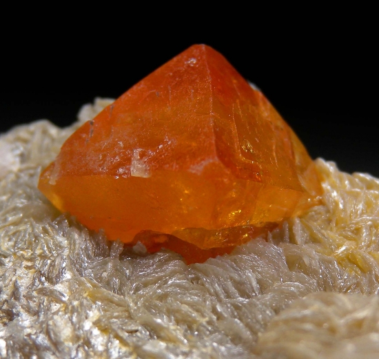 Scheelite on Muscovite from Mt Xuebaoding, Ping Wu, Sichuan Prov., China [db_pics/pics/LL997c.jpg]