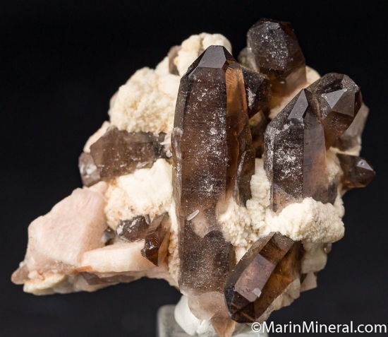 Smokey Quartz on Feldspar from Dogtooth Peak, Fresno Co., California, USA [db_pics/pics/M543a.jpg]