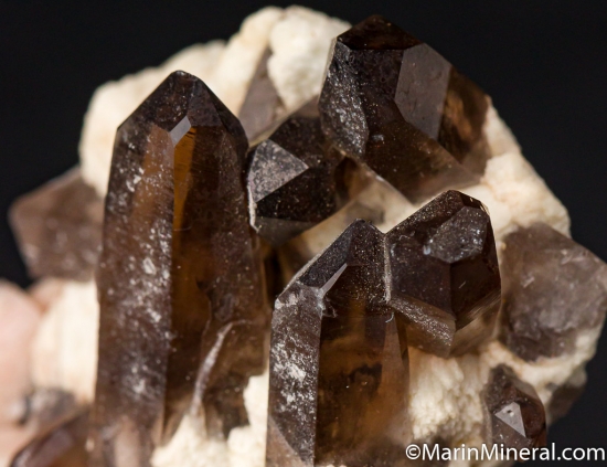 Smokey Quartz on Feldspar from Dogtooth Peak, Fresno Co., California, USA [db_pics/pics/M543c.jpg]