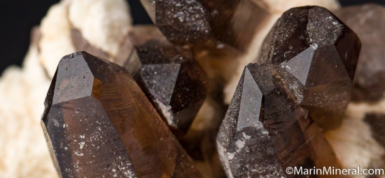 Smokey Quartz on Feldspar from Dogtooth Peak, Fresno Co., California, USA [db_pics/pics/M543e.jpg]