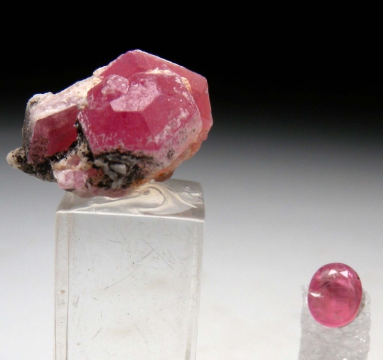 Pezzottaite (crystal and gemstone set) from Sakavalana Mine, Ambatovita, near Mandrosonoro, Madagascar [db_pics/pics/MK145a.jpg]