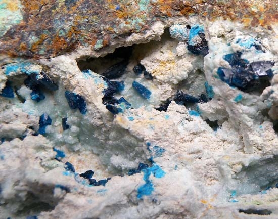 Veszelyite from Laochang Mine, Gejiu Co., Yunnan Province, China [db_pics/pics/SM493e.jpg]