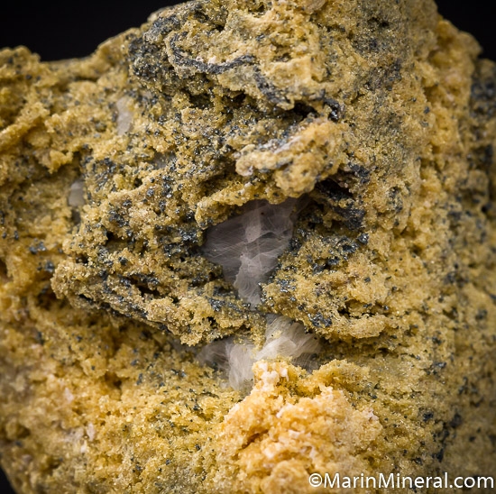 Richterite from Langban, Filipstad, Varmland, Sweden [db_pics/pics/SM797d.jpg]