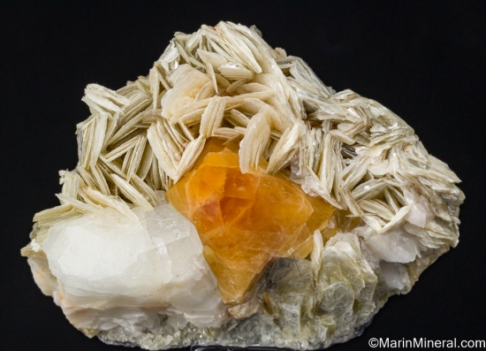Scheelite with Goshenite from Mt Xuebaoding, Ping Wu, Sichuan Prov., China [db_pics/pics/ST622a.jpg]