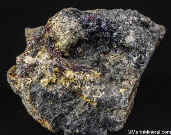 Kermesite, Valentinite from Lac Nicolet Antimony mine, QuÃ©bec, Canada [db_pics/pics/ST903a.jpg]