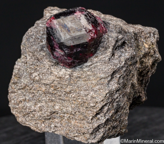 Almandine from Garnet Ledge, Wrangell Island, Alaska, USA [db_pics/pics/SV146b.jpg]