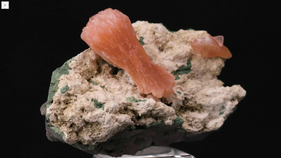 Stilbite from Nasik, India [db_pics/pics/TU122.mp4]