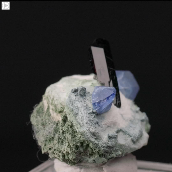 Benitoite with Neptunite from Gem Mine, San Benito Co., California [db_pics/pics/US112.mp4]