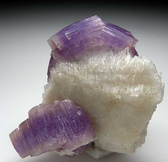 Apatite on Albite from Nuristan, Afghanistan [db_pics/pics/a199c.jpg]