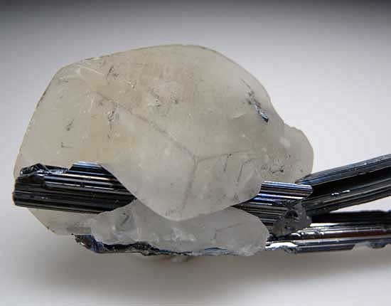Calcite with Stibnite from Henan Prov., China [db_pics/pics/a225b.jpg]