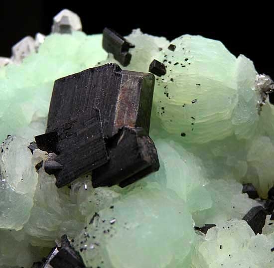 Babingtonite on Prehnite with Quartz from Meigu, Sichuan Prov., China [db_pics/pics/a256c.jpg]