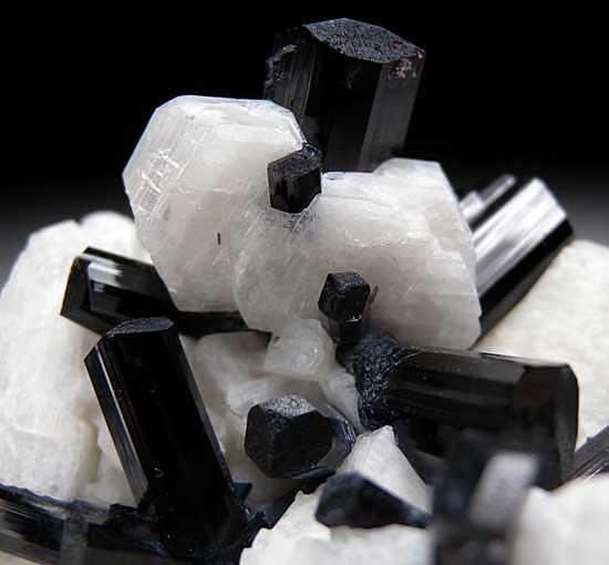 Schorl with Orthoclase from Skardu District, Pakistan [db_pics/pics/a344c.jpg]