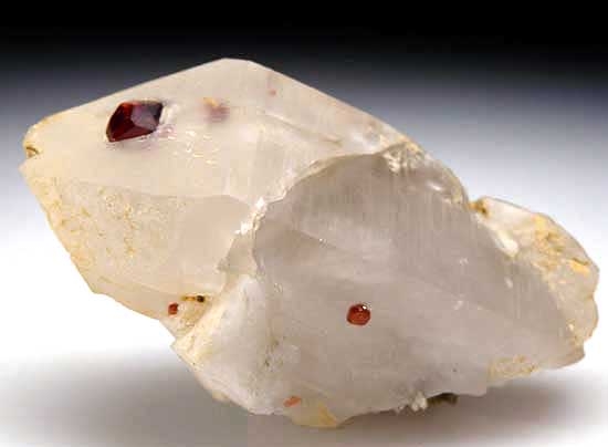 Spessartine on/in Quartz from Skardu District, Pakistan [db_pics/pics/a358b.jpg]