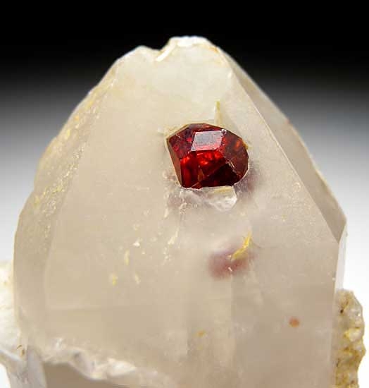 Spessartine on/in Quartz from Skardu District, Pakistan [db_pics/pics/a358c.jpg]