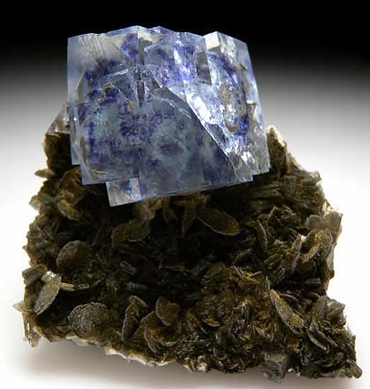 Fluorite on Calcite, Muscovite from Yaogangxian Mine, Hunan, China [db_pics/pics/a498a.jpg]