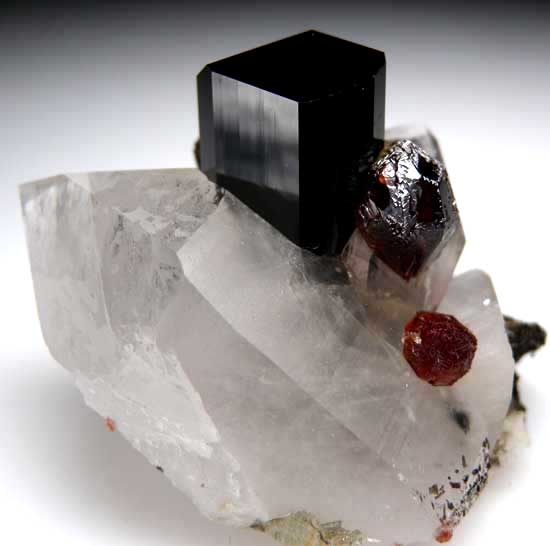 Spessartine, Schorl, Quartz from Skardu District, Pakistan [db_pics/pics/a531a.jpg]