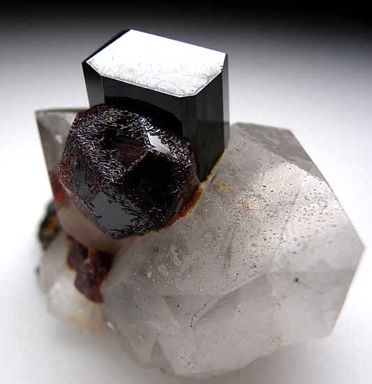 Spessartine, Schorl, Quartz from Skardu District, Pakistan [db_pics/pics/a531c.jpg]