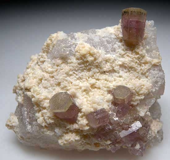 Apatite on Goshenite from Dassu Mine, Gilgite, Pakistan [db_pics/pics/a596a.jpg]