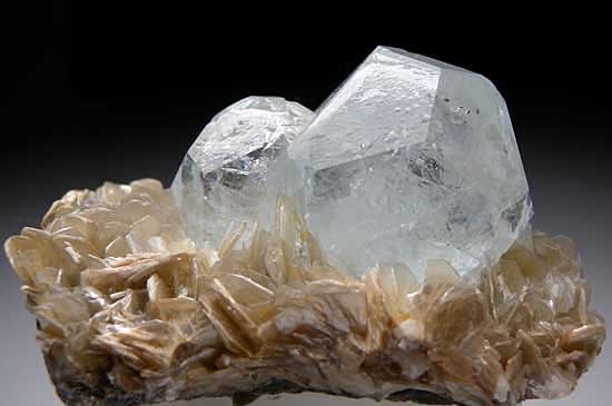 Aquamarine on Muscovite from Ping Wu, Sichuan, China [db_pics/pics/a873a.jpg]