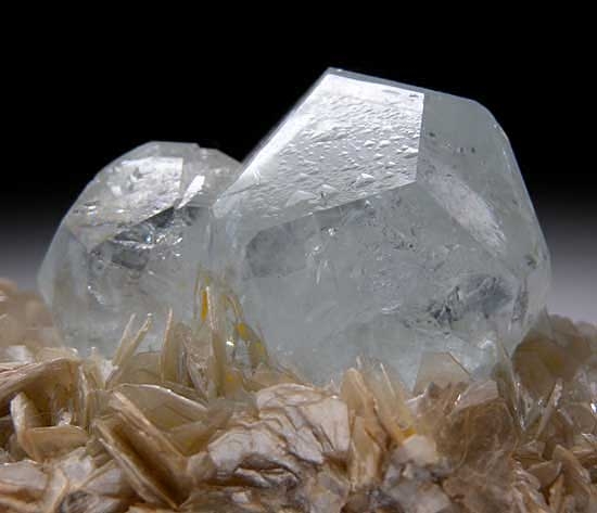 Aquamarine on Muscovite from Ping Wu, Sichuan, China [db_pics/pics/a873c.jpg]