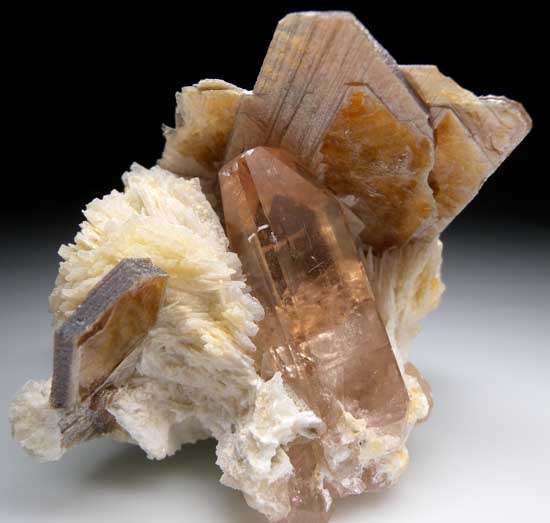 Topaz on Albite from Shigar Valley, Skardu Dist., Pakistan [db_pics/pics/a977a.jpg]