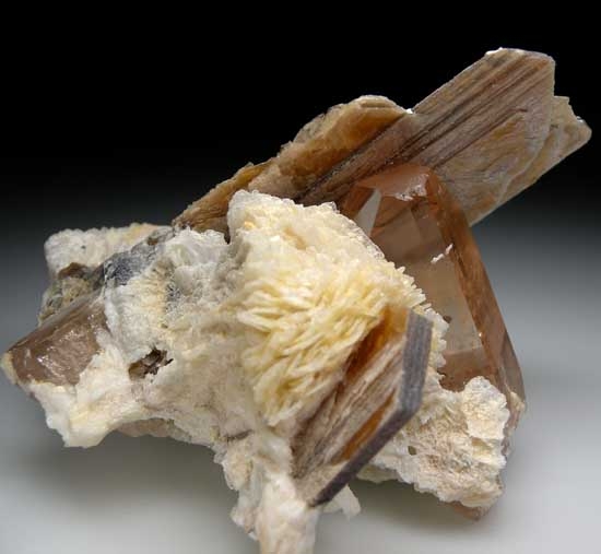 Topaz on Albite from Shigar Valley, Skardu Dist., Pakistan [db_pics/pics/a977b.jpg]