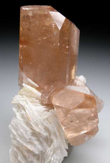 Topaz on Albite from Shigar Valley, Skardu Dist., Pakistan [db_pics/pics/a980b.jpg]