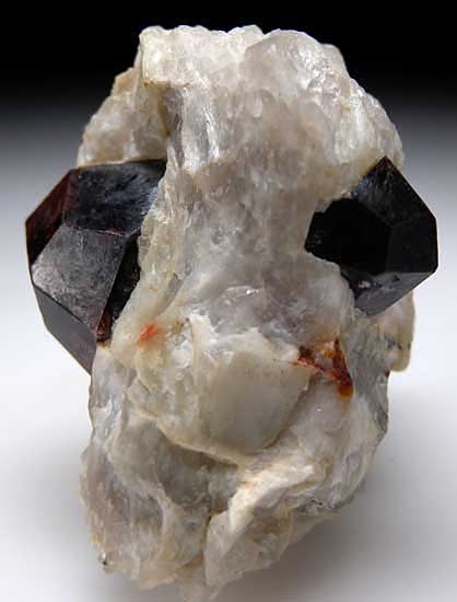 Garnet from Erongo Mountains, Namibia [db_pics/pics/af159b.jpg]