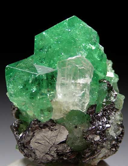 Tsavorite on Graphite from Merelani HIlls, Arusha Region, Tanzania [db_pics/pics/af542a.jpg]