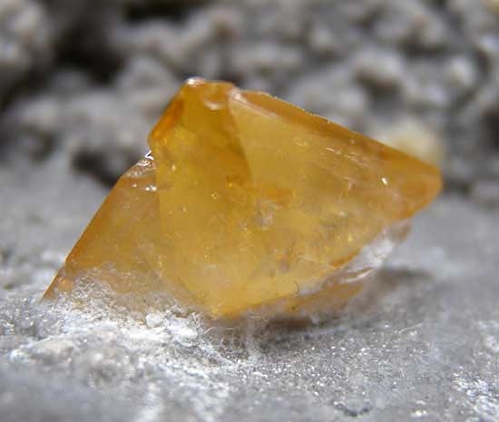 Wulfenite with Mimetite (R) from Tsumeb, Namibia [db_pics/pics/af563c.jpg]