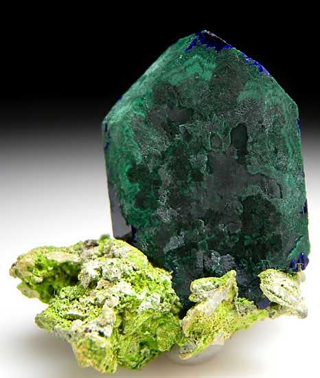 Malachite after Azurite on Bayldonite from Tsumeb, Namibia [db_pics/pics/af800c.jpg]