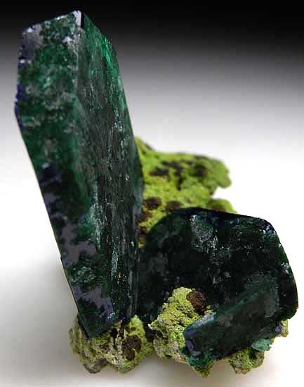 Malachite after Azurite on Bayldonite from Tsumeb, Namibia [db_pics/pics/af800e.jpg]