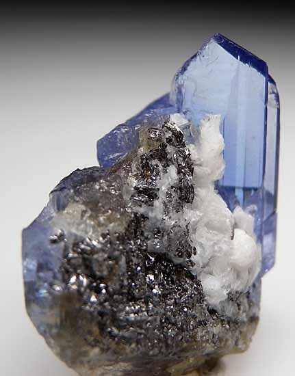 Tanzanite from Merelani Hills, Lelatema Mtns., Arusha Region, Tanzania [db_pics/pics/af969b.jpg]