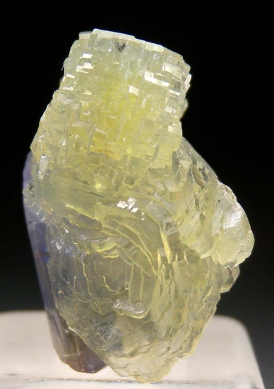 Prehnite on Tanzanite from Merelani Hills, Arusha, Tanzania [db_pics/pics/au437d.jpg]