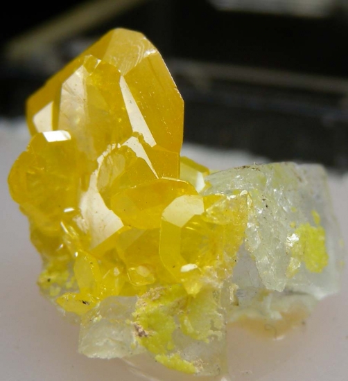 Wulfenite on Fluorite from Castle Dome Dist., Yuma Co., Arizona, USA [db_pics/pics/au533c.jpg]