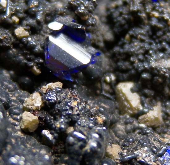 Chlorargyrite, Azurite, Cerussite from Broken Hill, New South Wales, Australia [db_pics/pics/au579c.jpg]