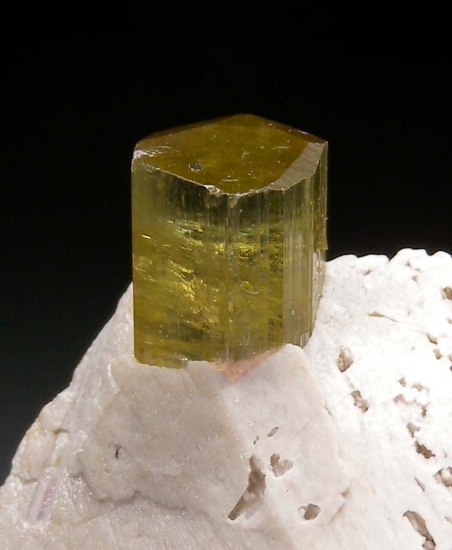 Tourmaline on Feldspar from Himalaya Mine, Mesa Grande, San Diego Co., California, USA [db_pics/pics/au610c.jpg]