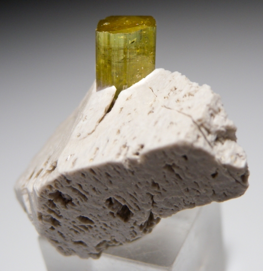 Tourmaline on Feldspar from Himalaya Mine, Mesa Grande, San Diego Co., California, USA [db_pics/pics/au610e.jpg]