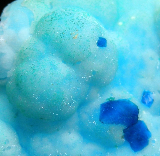 Veszelyite on Hemimorphite from Palabanda quarries, Mfouati, Bouenza Department, Republic of the Congo [db_pics/pics/au798d.jpg]