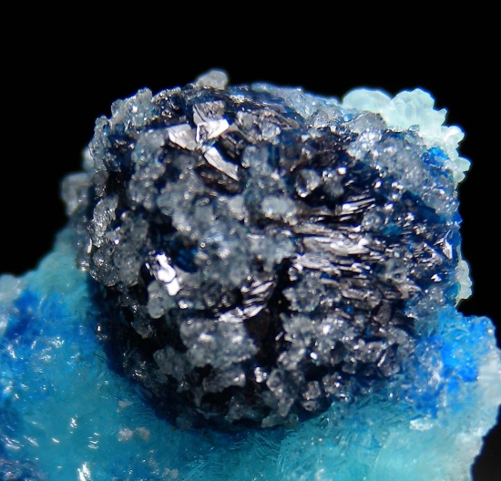 Veszelyite on Hemimorphite from Palabanda quarries, Mfouati, Bouenza Department, Republic of the Congo [db_pics/pics/au801c.jpg]