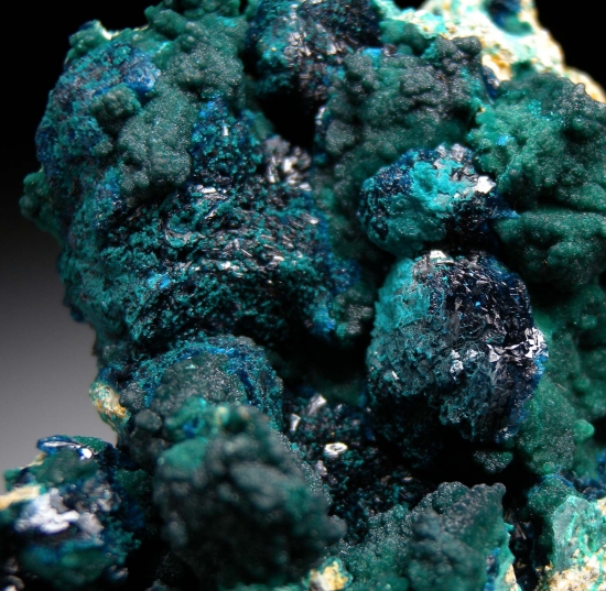 Veszelyite on Zincolibethenite from Palabanda quarries, Mfouati, Bouenza Department, Republic of the Congo [db_pics/pics/au804c.jpg]