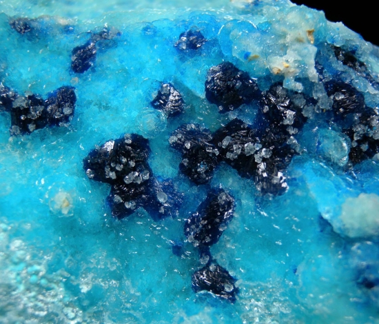 Veszelyite on Hemimorphite from Palabanda quarries, Mfouati, Bouenza Department, Republic of the Congo [db_pics/pics/au805c.jpg]