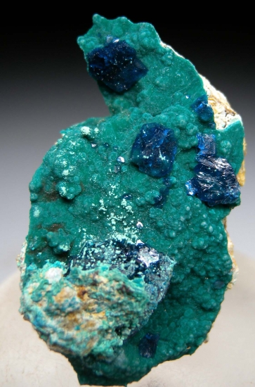 Veszelyite on Zincolibethenite from Palabanda quarries, Mfouati, Bouenza Department, Republic of the Congo [db_pics/pics/au807a.jpg]